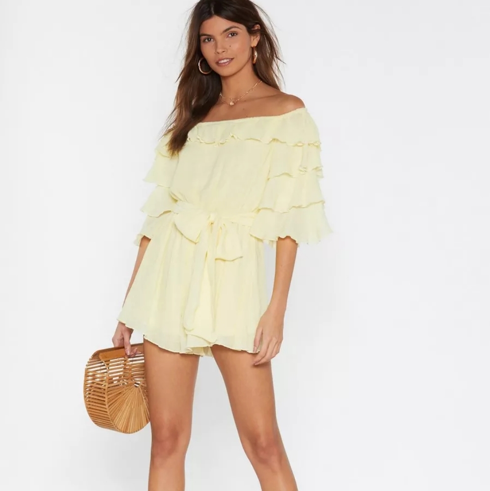 Nasty Gal Move In‎ For The Frill Off the Shoulder Romper - Picture 3 of 8